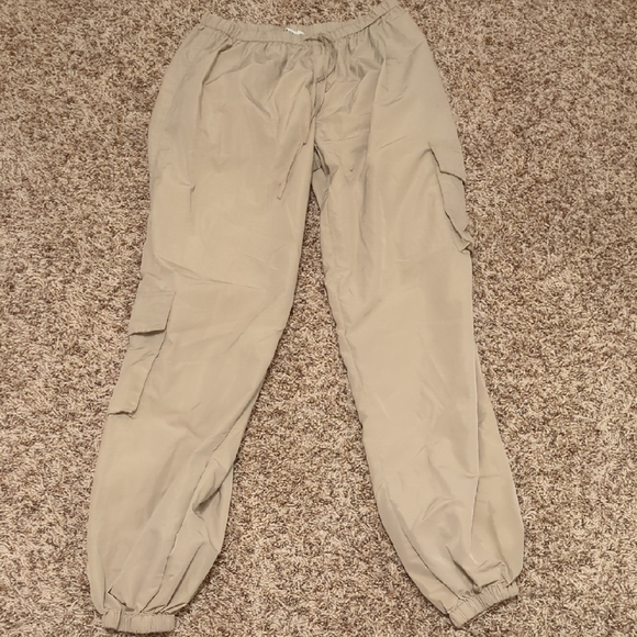 Tiger Mist beige trinity cargo low rise parachute pants - Picture 6 of 15